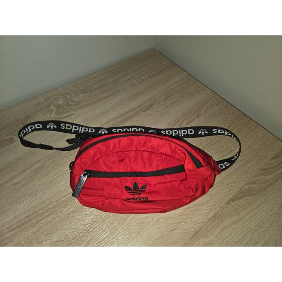 2018 Adidas Trefoil Red black padded Fanny Pack shoulder strap bag - Picture 1 of 4
